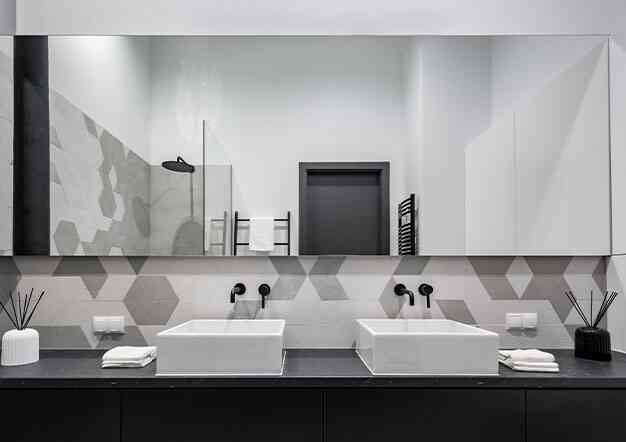 דלתות מראה וזכוכית לארונות אמבטיה - פתרונות פרזול ועיצוב לחדר האמבטיה