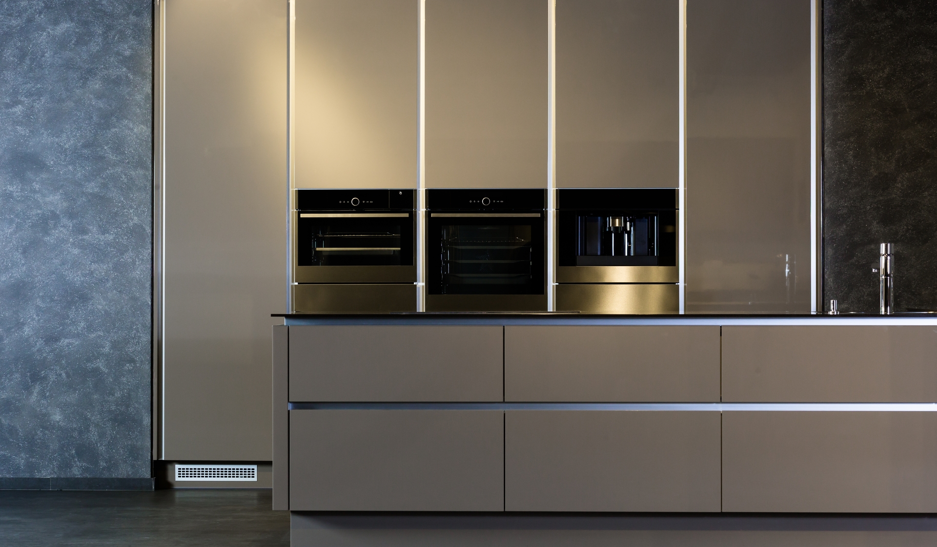 קולקציית דלתות זכוכית למטבחים ורהיטים מבית PORTALINE | בלורן פרזול קולקציית דלתות זכוכית למטבחים ורהיטים מבית PORTALINE | בלורן פרזול