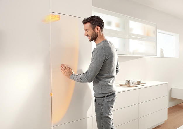 סרוו-דרייב פלקס: פתיחה חשמלית למקרר ומדיח אינטגרלי | בלורן מוצרי פרזול איכותיים