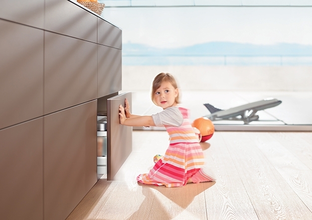 טיפ-און בלומושן: פתיחה מכאנית למגירות | בלורן פרזול טיפ-און בלומושן: פתיחה מכאנית למגירות | בלורן פרזול