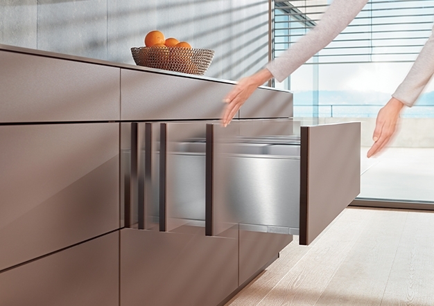 טיפ-און בלומושן: פתיחה מכאנית למגירות | בלורן פרזול טיפ-און בלומושן: פתיחה מכאנית למגירות | בלורן פרזול