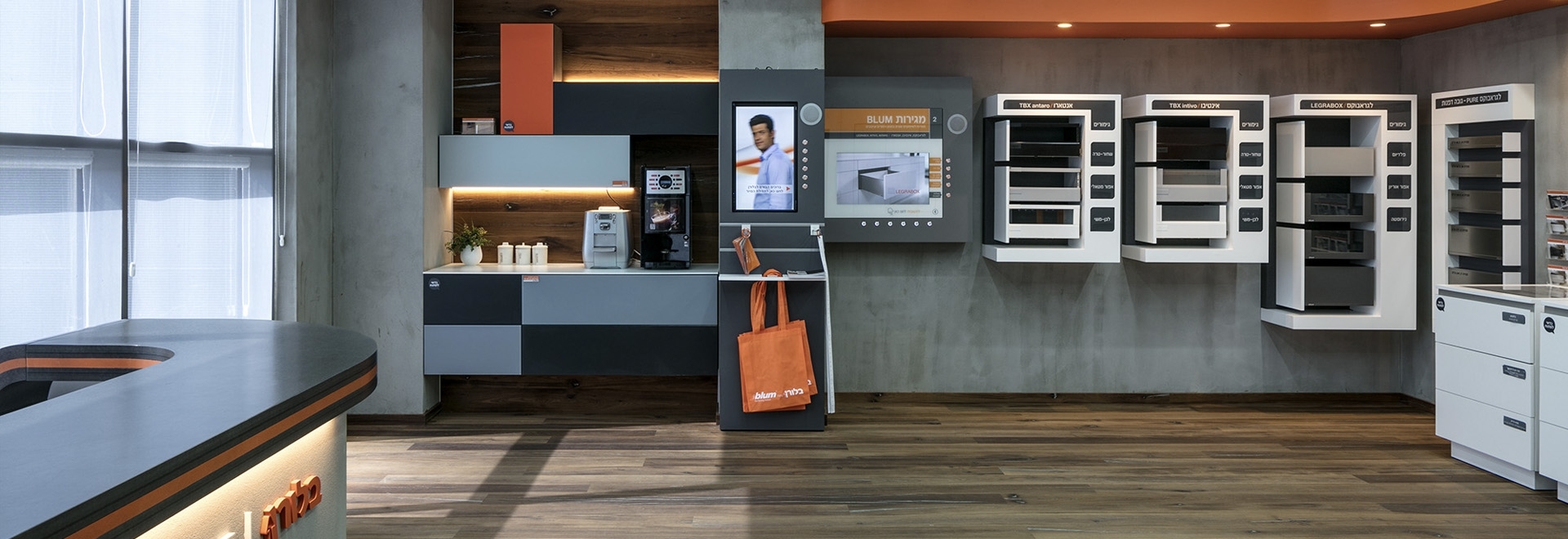 אולמות תצוגה ליצרנים | בלורן פרזול